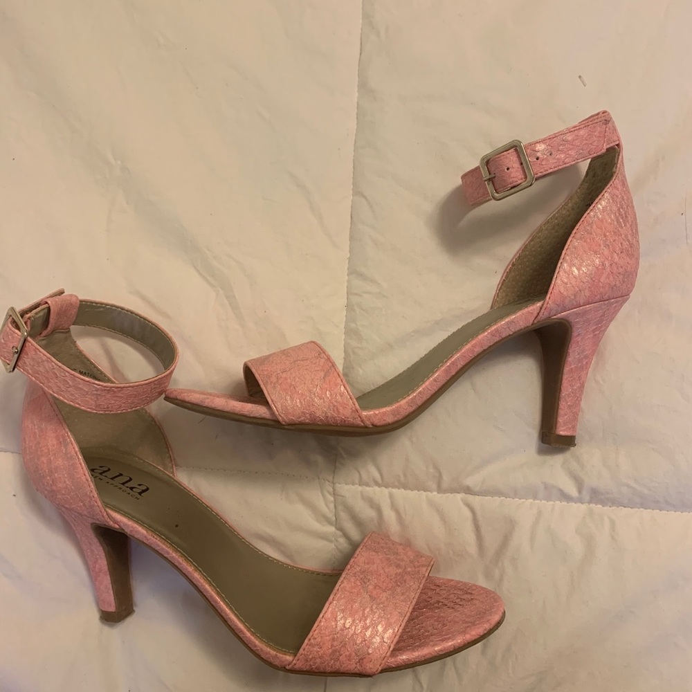 Pink snakeskin pumps